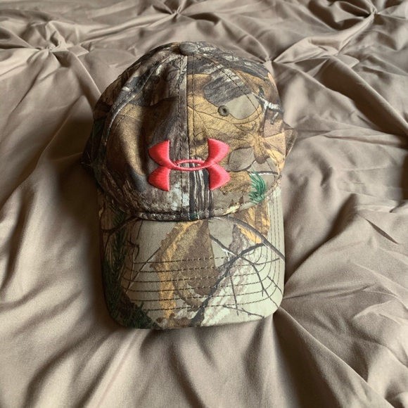 Under Armour Accessories - Women’s Under Armour Camo pink hat like new
